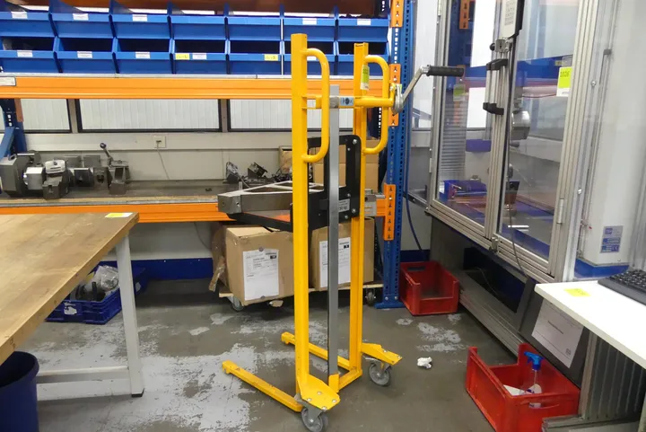 Protaurus - Handhubwagen / Mini-Stapler mit Handkurbel, fahrbar, gelb Traglast: max. 150 kg / Modell: 30-1108